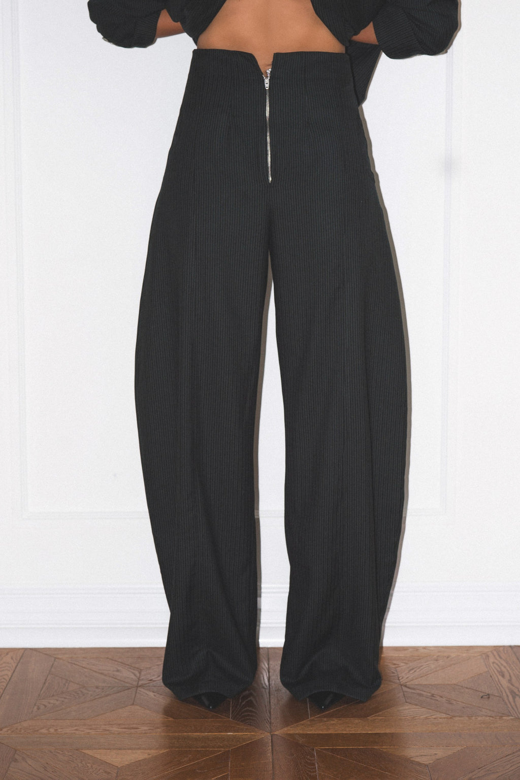 MONARQUE Pants